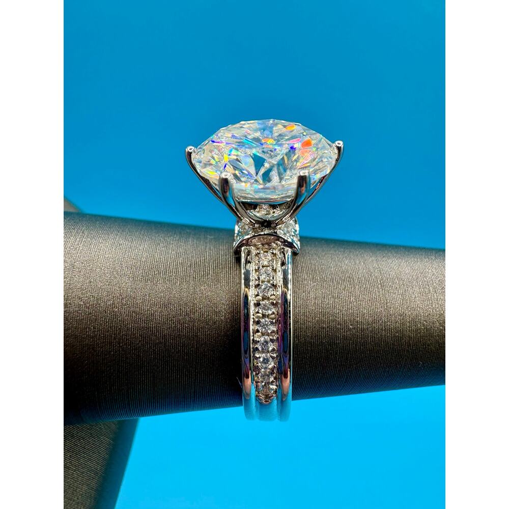 Stunning 5CTW Moissanite in AU750 White Gold Ring - New!